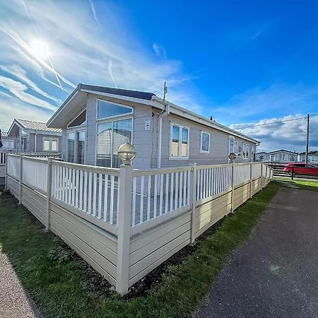 Luxury Lodge At Suffolk Sands Holiday Park Ref 45009Mv Felixstowe Exterior foto