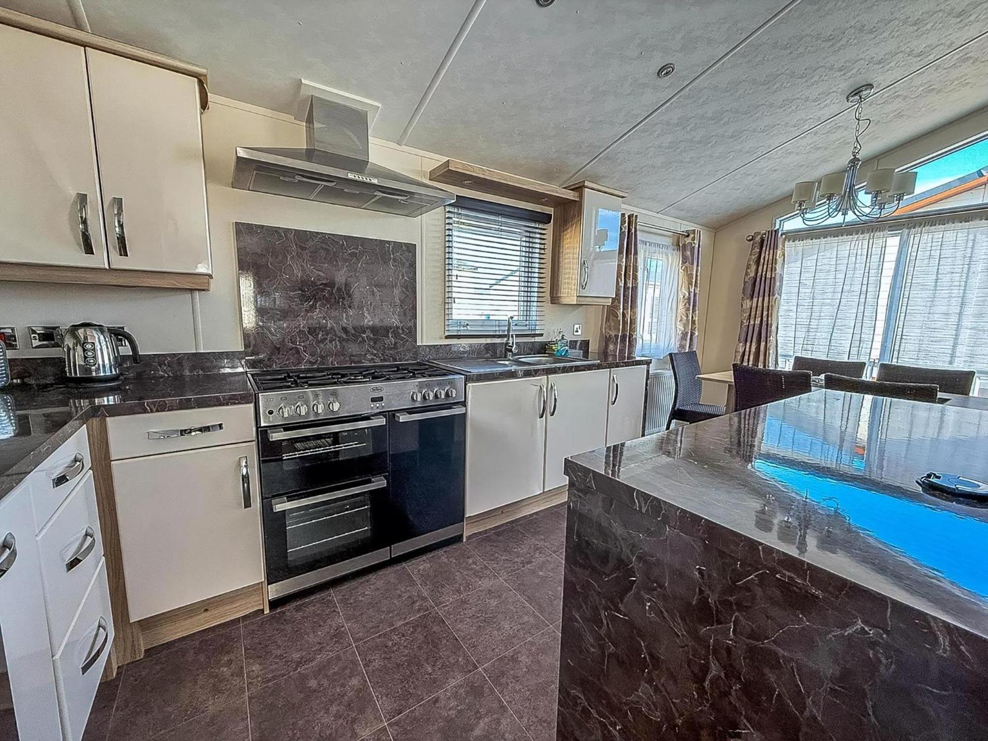 Luxury Lodge At Suffolk Sands Holiday Park Ref 45009Mv Felixstowe Exterior foto